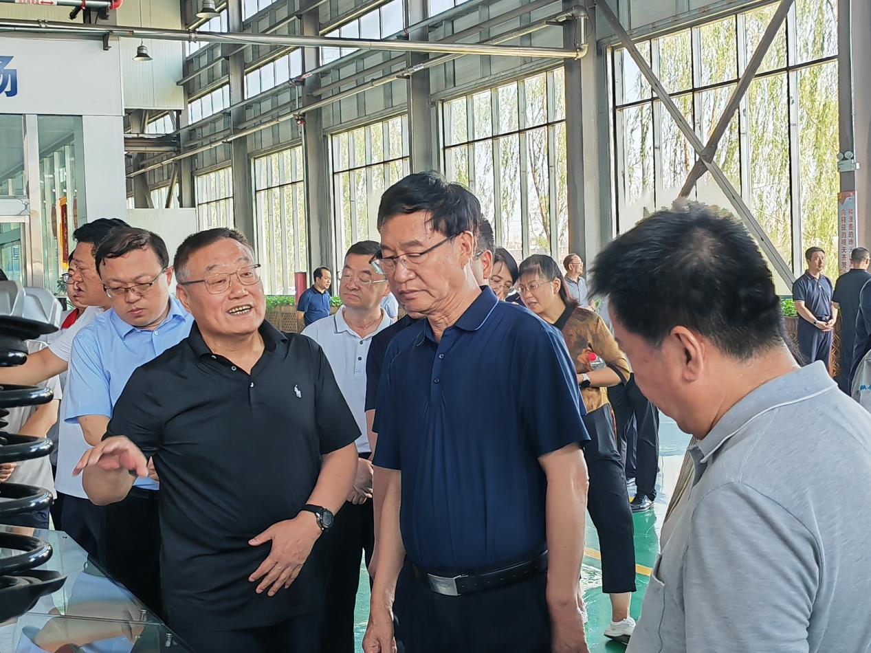 省政协副主席王立伟携带调研组莅临抖圈人生就是博调研领导
